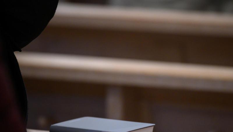 Ein Gesangbuch liegt während eines Gottesdienstes auf einer Bank. Foto: Sebastian Gollnow/dpa/Symbolbild Ein Gesangbuch liegt während eines Gottesdienstes auf einer Bank. Foto: Sebastian Gollnow/dpa/Symbolbild