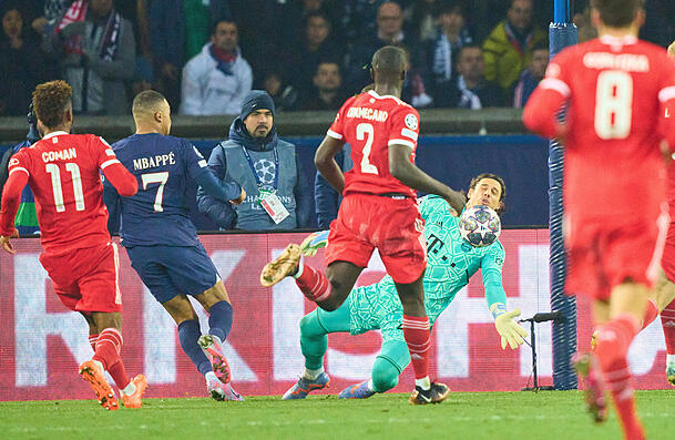 Die Szene des Spiels. Yann Sommer rettet mit dem Gesicht gegen Kylian Mbappé Die Szene des Spiels. Yann Sommer rettet mit dem Gesicht gegen Kylian Mbappé