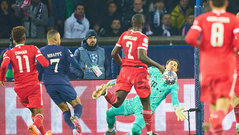 Die Szene des Spiels. Yann Sommer rettet mit dem Gesicht gegen Kylian Mbappé Die Szene des Spiels. Yann Sommer rettet mit dem Gesicht gegen Kylian Mbappé