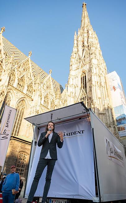 Marco Pogo vor dem Wiener Stephansturm. Marco Pogo vor dem Wiener Stephansturm.