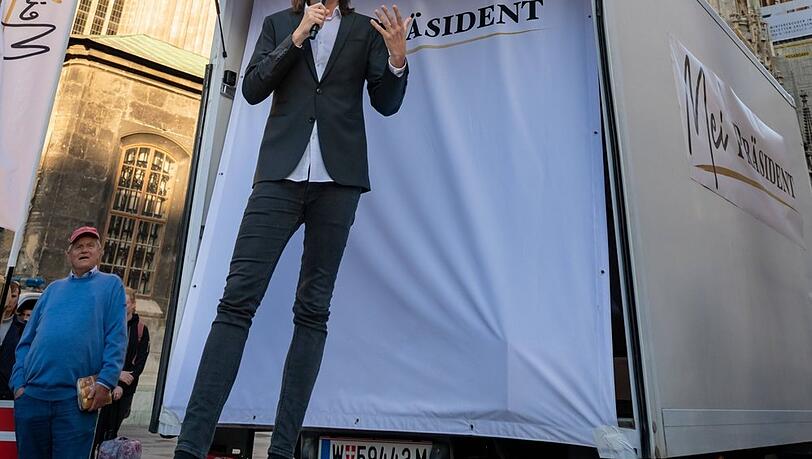 Marco Pogo vor dem Wiener Stephansturm. Marco Pogo vor dem Wiener Stephansturm.