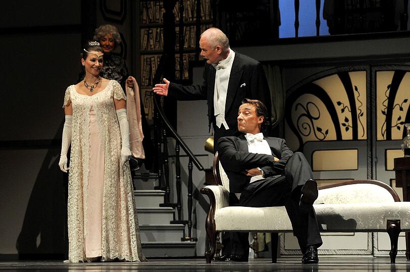 Sommer-Musical für Nürnberg: Eliza (Kira Primke), Oberst Pickering (Bernhard Dübe) und Higgins (Thorsten Tinney) vor dem Ball.