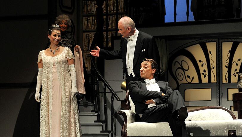 Sommer-Musical für Nürnberg: Eliza (Kira Primke), Oberst Pickering (Bernhard Dübe) und Higgins (Thorsten Tinney) vor dem Ball. Sommer-Musical für Nürnberg: Eliza (Kira Primke), Oberst Pickering (Bernhard Dübe) und Higgins (Thorsten Tinney) vor dem Ball.