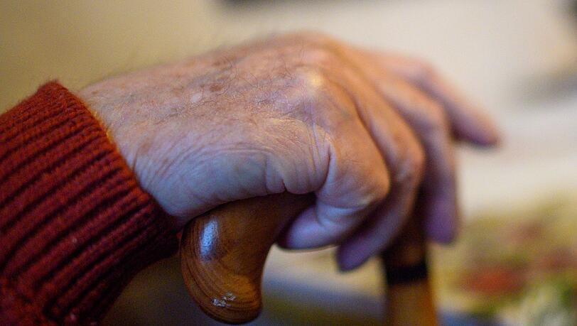 Das bayerische Landespflegegeld wird halbiert. (Symbolbild) Das bayerische Landespflegegeld wird halbiert. (Symbolbild)