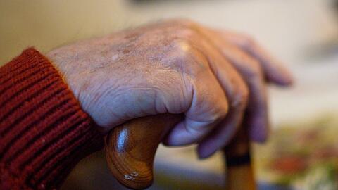 Das bayerische Landespflegegeld wird halbiert. (Symbolbild)