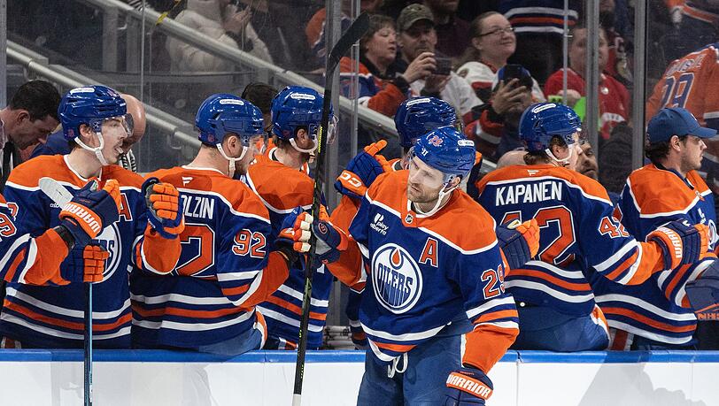 Leon Draisaitl durfte sich f&uuml;r zwei Tore von den Kollegen feiern lassen.