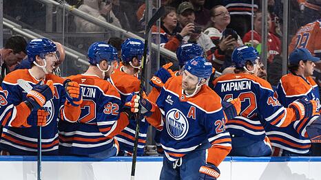 Leon Draisaitl durfte sich f&uuml;r zwei Tore von den Kollegen feiern lassen.