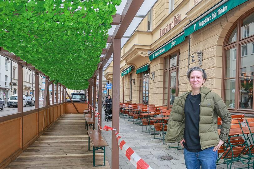 Maria Trapsoki kann es kaum erwarten, die ersten G&auml;ste im Schanigarten vor dem Faun zu begr&uuml;&szlig;en.