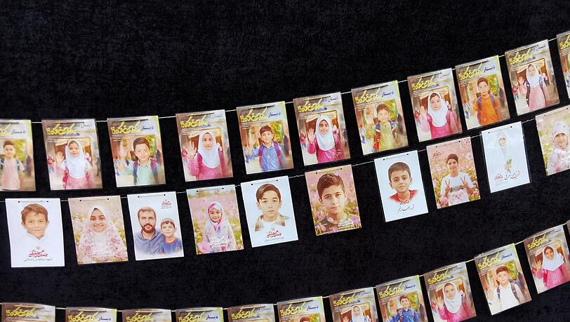 An der Wand einer Moschee in Teheran hängen die Fotos von Kindern, die durch einen Luftschlag der USA und Israels auf ihre Schule getötet wurden. An der Wand einer Moschee in Teheran hängen die Fotos von Kindern, die durch einen Luftschlag der USA und Israels auf ihre Schule getötet wurden.