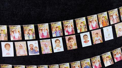 An der Wand einer Moschee in Teheran h&auml;ngen die Fotos von Kindern, die durch einen Luftschlag der USA und Israels auf ihre Schule get&ouml;tet wurden.