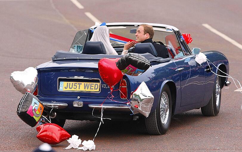 Prinz William fährt sich und seine Frau Kate vom Buckingham Palace zu Clarence House, dem Wohnsitz der Prinzen.