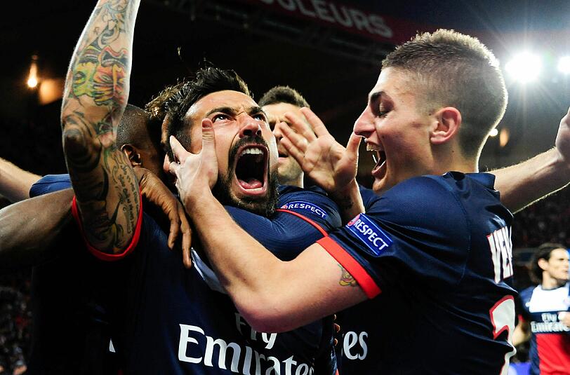 Ezequiel Lavezzi von Paris St. Germain wird von seinen Kollegen für sein Tor zum 1:0 gefeiert.