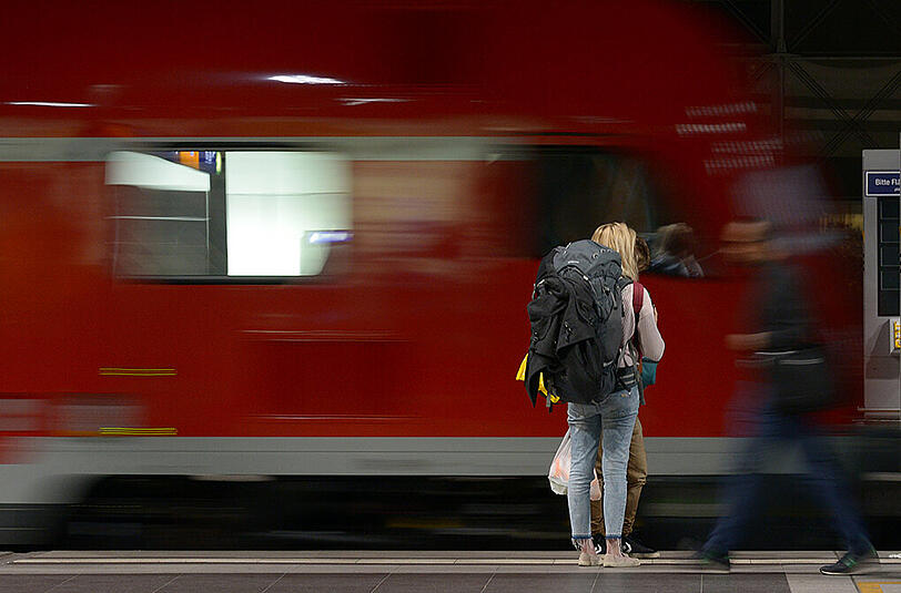 Dass der Zug schon losgefahren war, hinderte den Jungen nicht an seinem waghalsigen Ausstiegsmanöver.