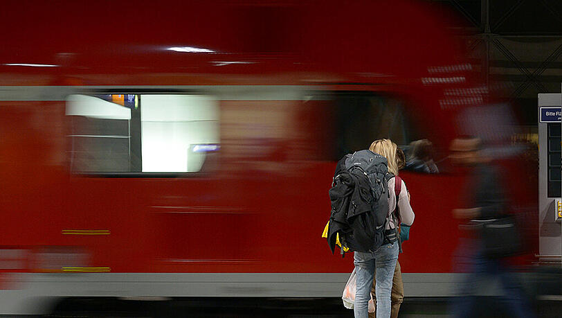 Dass der Zug schon losgefahren war, hinderte den Jungen nicht an seinem waghalsigen Ausstiegsmanöver. Dass der Zug schon losgefahren war, hinderte den Jungen nicht an seinem waghalsigen Ausstiegsmanöver.