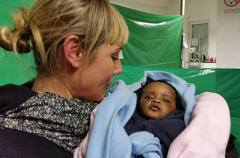 Kurze Verschnaufpause für die Eltern: AZ-Reporterin Natalie Kettinger wiegt das erst wenige Wochen alte Baby eines somalischen Paares.