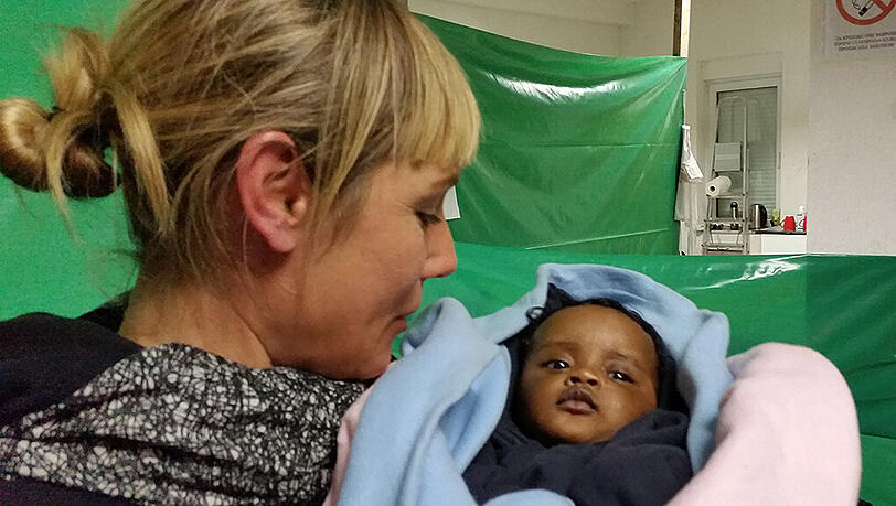 Kurze Verschnaufpause für die Eltern: AZ-Reporterin Natalie Kettinger wiegt das erst wenige Wochen alte Baby eines somalischen Paares. Kurze Verschnaufpause für die Eltern: AZ-Reporterin Natalie Kettinger wiegt das erst wenige Wochen alte Baby eines somalischen Paares.