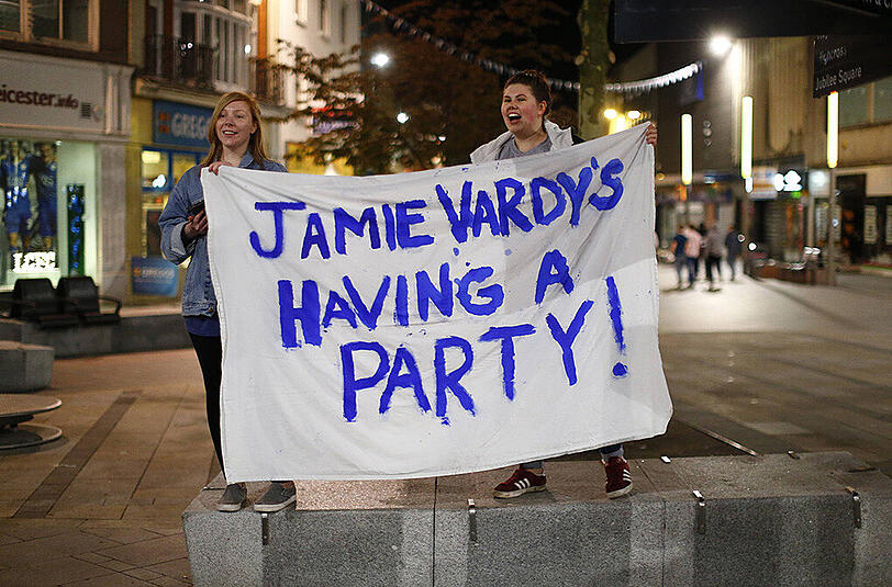 Auch bei den Fans der Foxes brachen alle Dämme. In der Innenstadt von Leicester machten sie mit schrillen Outfits, nackter Haut oder coolen Plakaten die Nacht zum Tage.
