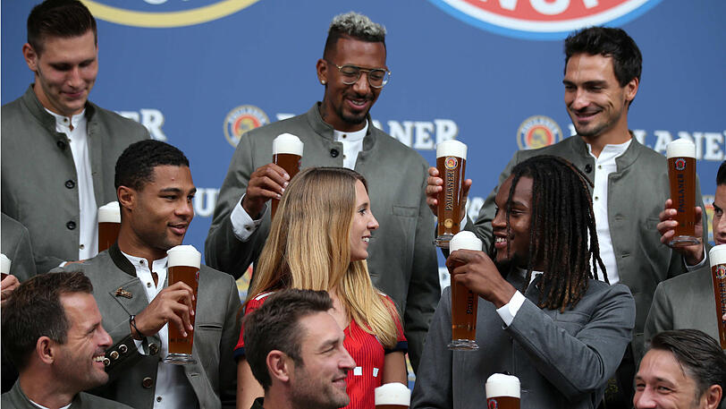 Zünftig in Lederhosen und Janker - die Bayern-Spieler beim traditionellen Wiesn-Shooting.
