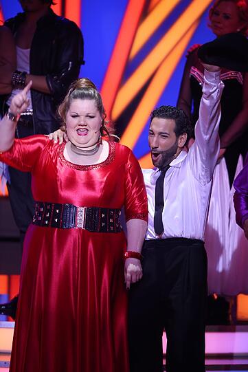 Manuela Wisbeck (29, 1,70 m) und Massimo Sinato (32, 1,80 m):
Tango zu "Move In The Right Direction" von Gossip.