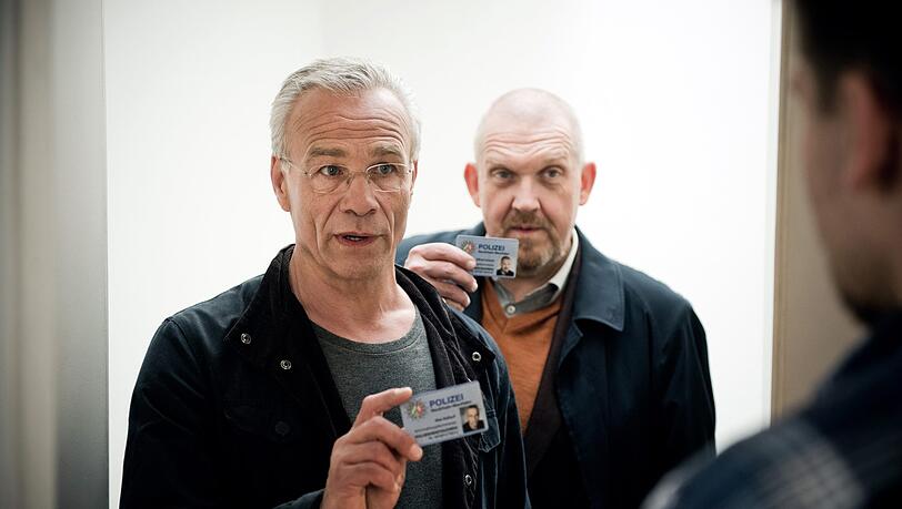Die Kommissare Max Ballauf (Klaus J. Behrendt, l) und Freddy Schenk (Dietmar Bär, hinten) in einer Szene des "Tatort: Bausünden". Die Kommissare Max Ballauf (Klaus J. Behrendt, l) und Freddy Schenk (Dietmar Bär, hinten) in einer Szene des "Tatort: Bausünden".