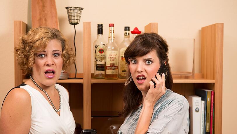Susannes selbstherrliche zickige Töchter Lucia Charlotte (Katharina Heimberger) und Chayenne Blue (Katharina Schneider). Susannes selbstherrliche zickige Töchter Lucia Charlotte (Katharina Heimberger) und Chayenne Blue (Katharina Schneider).