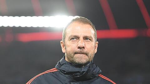 Trainer Hansi Flick vom FC Bayern München kommt vor dem Spiel auf den Platz. Foto: Matthias Balk/dpa