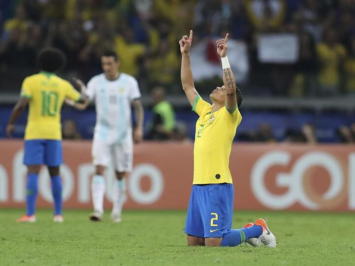 Brasiliens Thiago Silva jubelt über den Sieg seiner Mannschaft im Halbfinale.