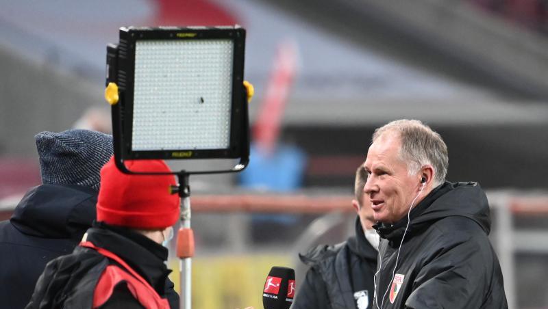 Sportdirektor vom FC Augsburg Stefan Reuter (r) spricht beim Interview vor dem Spiel.