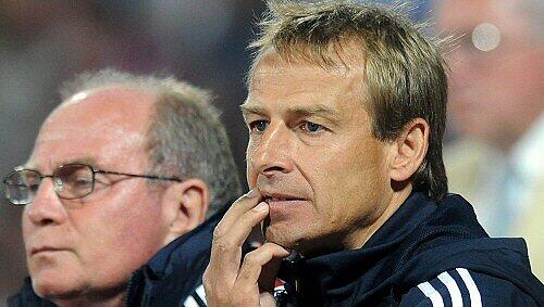 Jürgen Klinsmann, der neue Bayern-Trainer, auf der Suche nach seinem optimalen Gegenpart, wie er Löw einst war. Auf der Bank sitzt Hoeneß neben ihm. Jürgen Klinsmann, der neue Bayern-Trainer, auf der Suche nach seinem optimalen Gegenpart, wie er Löw einst war. Auf der Bank sitzt Hoeneß neben ihm.