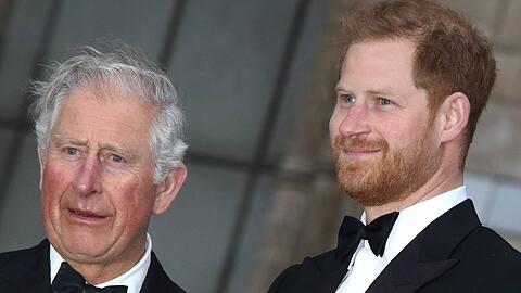 Prinz Harry (r.) ist 2020 in die USA ausgewandert und sieht seinen Vater, König Charles, nur noch selten persönlich.