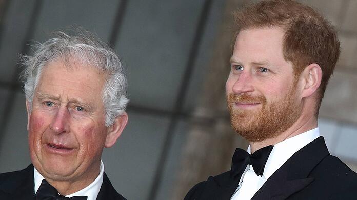 Prinz Harry (r.) ist 2020 in die USA ausgewandert und sieht seinen Vater, König Charles, nur noch selten persönlich.