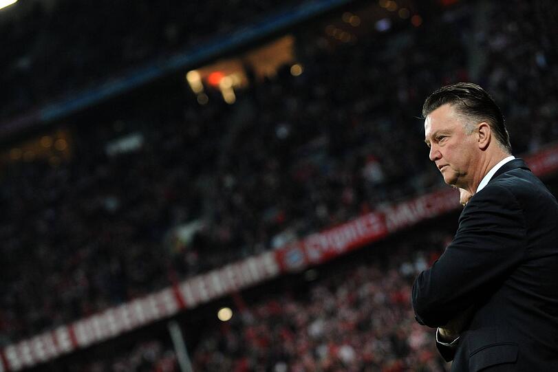 LOUIS VAN GAAL (01.07.2009 - 09.04.2011, 648 Tage)

Kein anderer Trainer in diesem Jahrtausend reformierte den Rekordmeister so grundlegend wie Louis van Gaal. Philipp Lahm wurde vom Links- zum Rechtsverteidiger, Bastian Schweinsteiger vom Außenbahnspieler zum Sechser. Dazu kreierte der Niederländer, mit der Verpflichtung von Landsmann Arjen Robben, die über ein Jahrzehnt weltweit gefürchtete Flügelzange "Robbéry" und machte Top-Talente wie Thomas Müller, David Alaba und Holger Badstuber zu Stammspielern. Mit dem 4-2-3-1 hielt wieder ein klares Spielsystem Einzug. Van Gaal nahm auch keine Rücksicht auf große Namen wie Lúcio und Luca Toni und stellte die Weichen für das erfolgreichste Jahrzehnt der Vereinsgeschichte. Einzig Inters Diego Milito verhinderte im Champions-League-Finale per Doppelpack, dass die Münchner, direkt in van Gaals erster Saison, das Triple holten. Als Belohnung verlängerte der Rekordmeister mit van Gaal um ein Jahr bis zum 30. Juni 2012.

Warum also musste der Erfolgstrainer dennoch gehen?