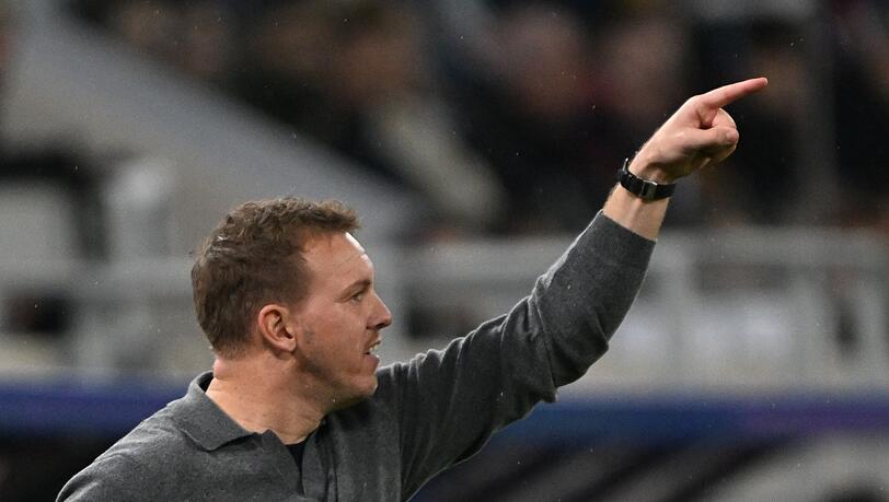 Julian Nagelsmann gibt eine Anweisung an seine Spieler.