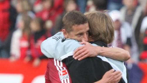 Club-Trainer Michael Oenning wusste genau, bei wem er sich zu bedanken hatte. Marek Mintal sorgte per Doppelpack für den Dreier. Club-Trainer Michael Oenning wusste genau, bei wem er sich zu bedanken hatte. Marek Mintal sorgte per Doppelpack für den Dreier.