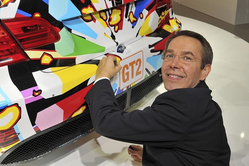 Mit einer gewissen Selbstironie erzählt Jeff Koons von seiner Leidenschaft fürs Autofahren. Allerdings müssten die vielen Kinder untergebracht werden, deshalb sei er auf die ausladenden, aber keineswegs rasanten Familienschesen umgestiegen. Zu allem Übel würden sich die Schratzen dann noch lustig machen oder ihn auffordern, den einen oder anderen Wagen zu überholen.
Wahrscheinlich träumt Daddy Koons dann von seinen wilden Zeiten um 1990 in München und vor allem vom BMW M3 GTW, dem er 2010 ein ziemlich explosives Design angedeihen ließ. Die Farben leuchten, ach was, sie pulsieren einen schwindelig. Sogar das Weiß musste so sehr strahlen, dass BMW bei der Vorführung eigentlich Sonnenbrillen verteilen sollte. Mit einer gewissen Selbstironie erzählt Jeff Koons von seiner Leidenschaft fürs Autofahren. Allerdings müssten die vielen Kinder untergebracht werden, deshalb sei er auf die ausladenden, aber keineswegs rasanten Familienschesen umgestiegen. Zu allem Übel würden sich die Schratzen dann noch lustig machen oder ihn auffordern, den einen oder anderen Wagen zu überholen.
Wahrscheinlich träumt Daddy Koons dann von seinen wilden Zeiten um 1990 in München und vor allem vom BMW M3 GTW, dem er 2010 ein ziemlich explosives Design angedeihen ließ. Die Farben leuchten, ach was, sie pulsieren einen schwindelig. Sogar das Weiß musste so sehr strahlen, dass BMW bei der Vorführung eigentlich Sonnenbrillen verteilen sollte.