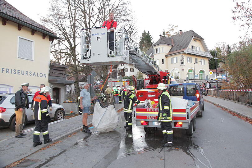 Ein Wohnmobil ist am Montag in die Schlierach gestürzt. Die Insassen haben alle überlebt. Die Bilder!