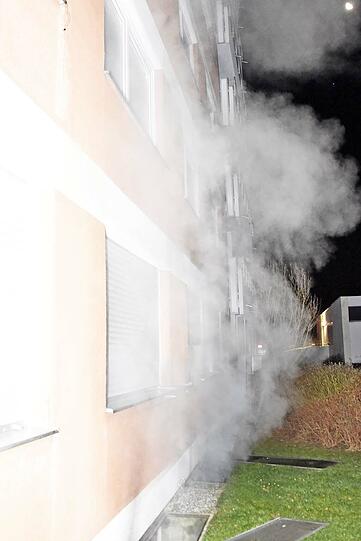 In einem neungeschossigen Wohnblock im Stadtteil Forstenried musste die Feuerwehr in der Nacht einen ausgedehnten Kellerbrand löschen. Ein Mann
erlitt eine Rauchgasvergiftung und wurde zur Behandlung in ein Krankenhaus gebracht.