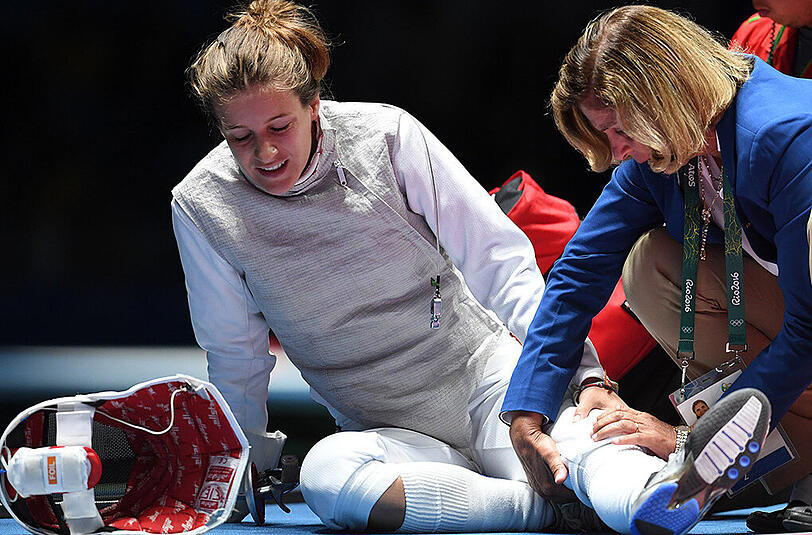 Florettfechterin Carolin Golubytskyi ist in ihrem ersten Olympia-Duell in Rio nach zwei verletzungsbedingten Unterbrechungen ausgeschieden. Die 30-Jährige aus Tauberbischofsheim verlor am Mittwoch mit 9:14 gegen Hanna Lyczbinska aus Polen.