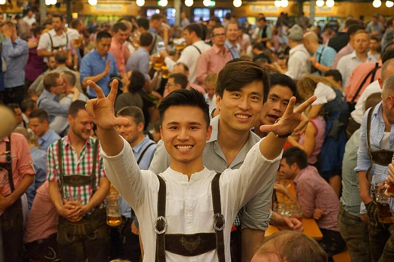 Der erste Wiesn-Sonntag in der Bräurosl gehört ganz den Schwulen und Lesben. Mitten drin bei der bunten Party: OB Dieter Reiter. Wie wild gestern Abend gefeiert wurde, sehen Sie in unserer Bildergalerie.
