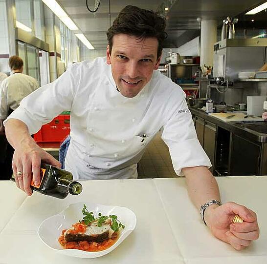 AZ-Frühjahrskur mit Rezepten von Sternekoch Christian Jürgens, Gourmetrestaurant Überfahrt.  Vor dem Servieren beträufelt Jürgens den Heilbutt mit Olivenöl.