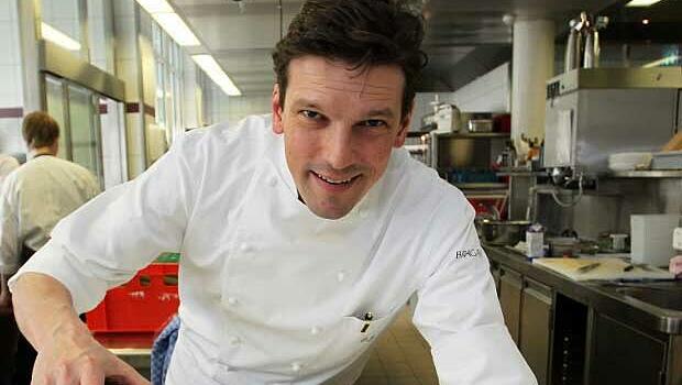 Sternekoch Christian Jürgens muss nach Vorwürfen ehemaliger Mitarbeiter das Gourmetrestaurant "Überfahrt" am Tegernsee verlassen.