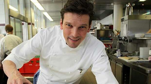Sternekoch Christian Jürgens muss nach Vorwürfen ehemaliger Mitarbeiter das Gourmetrestaurant "Überfahrt" am Tegernsee verlassen.