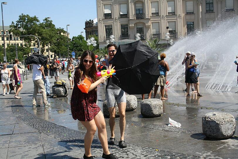 Auch das ist der Stachus: eine Flashmob-Wasserschlacht im Sommer.