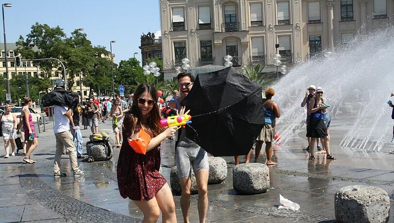Auch das ist der Stachus: eine Flashmob-Wasserschlacht im Sommer. Auch das ist der Stachus: eine Flashmob-Wasserschlacht im Sommer.