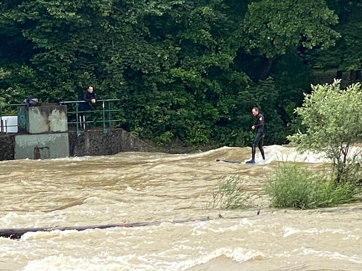 Der Pegel der Isar ist aufgrund der Regenfälle der vergangenen Tagen auf über 1,80 Meter angestiegen.