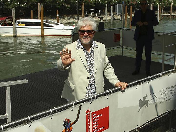 Pedro Almodóvar trifft auf dem Lido ein.