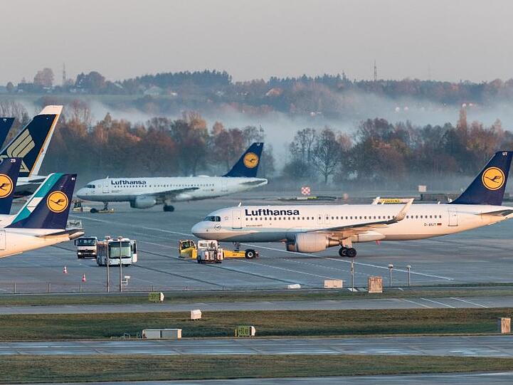 Maschinen der Lufthansa stehen auf dem Rollfeld vom Münchner Flughafen. Foto: Matthias Balk/dpa/Archivbild