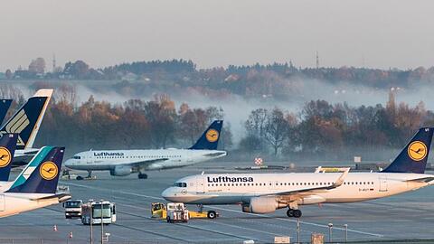 Maschinen der Lufthansa stehen auf dem Rollfeld vom Münchner Flughafen. Foto: Matthias Balk/dpa/Archivbild