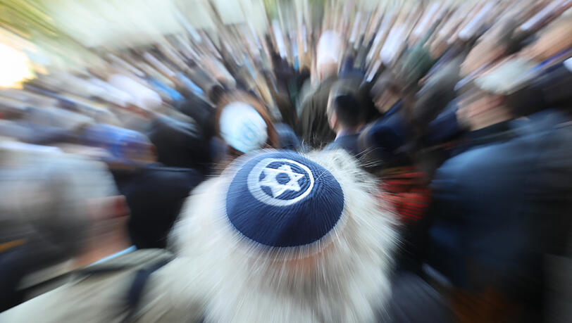 Ein Mann mit einer Kippa, der traditionellen Kopfbedeckung jüdischer Männer, nimmt an der Solidaritätskundgebung "Berlin trägt" für die Juden in Deutschland teil. Ein Mann mit einer Kippa, der traditionellen Kopfbedeckung jüdischer Männer, nimmt an der Solidaritätskundgebung "Berlin trägt" für die Juden in Deutschland teil.