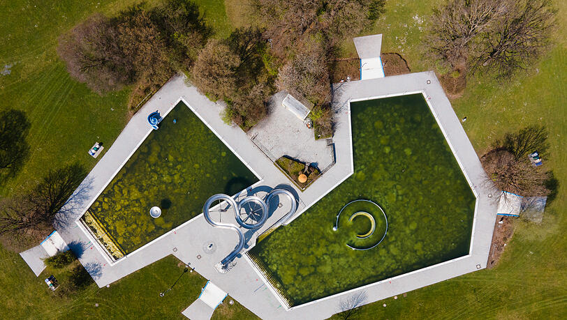 Blick aus luftiger Höhe auf zwei noch nicht gereinigte Schwimmbecken im Westbad.